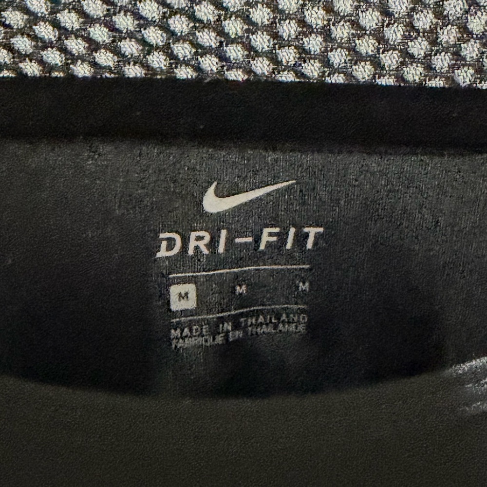 Womens Nike Dri Fit Black Long Sleeve Athletic Top, lightweight / like new med! - Picture 6 of 8